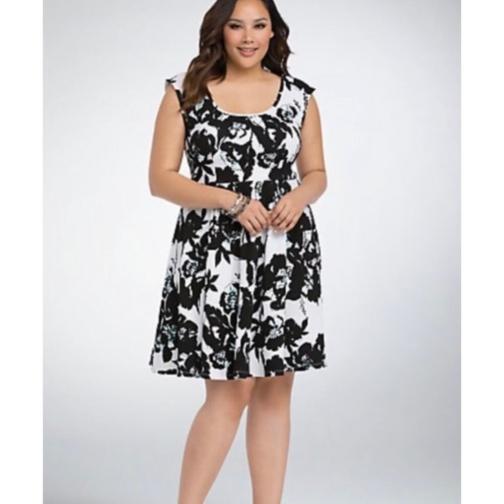 Torrid Keyhole Back White Floral Textured Cap Sleeve Skater Dress Size 1X